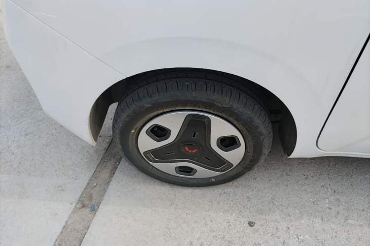 Used Wuling Zhiguang New Energy 2025 Model 305km Ambitious Edition Right Rear Wheel Hub