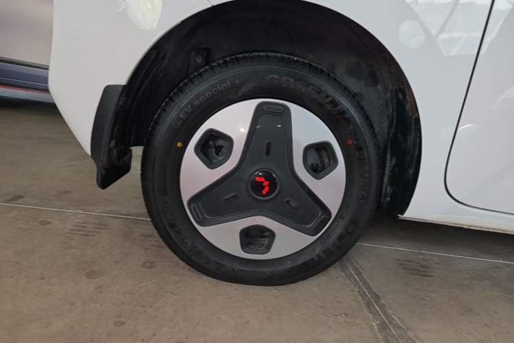 Used Wuling Zhiguang New Energy 2025 Model 305km Ambitious Edition Right Rear Wheel Hub
