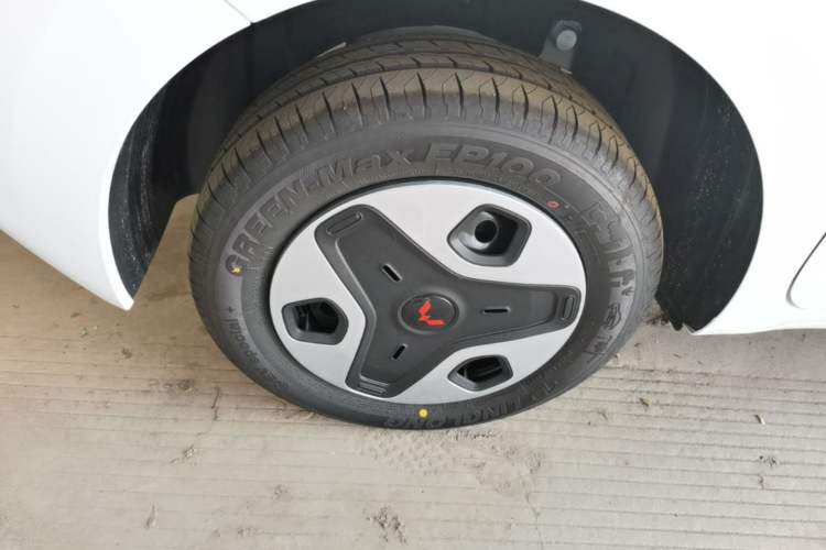 Used Wuling Zhiguang New Energy 2025 Model 305km Ambitious Edition Right Rear Wheel Hub