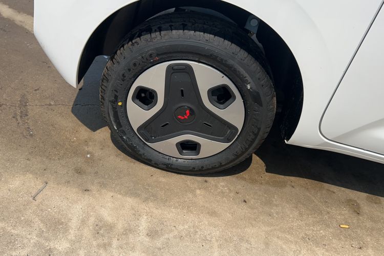 Used Wuling Zhiguang New Energy 2025 Model 305km Ambitious Edition Right Rear Wheel Hub