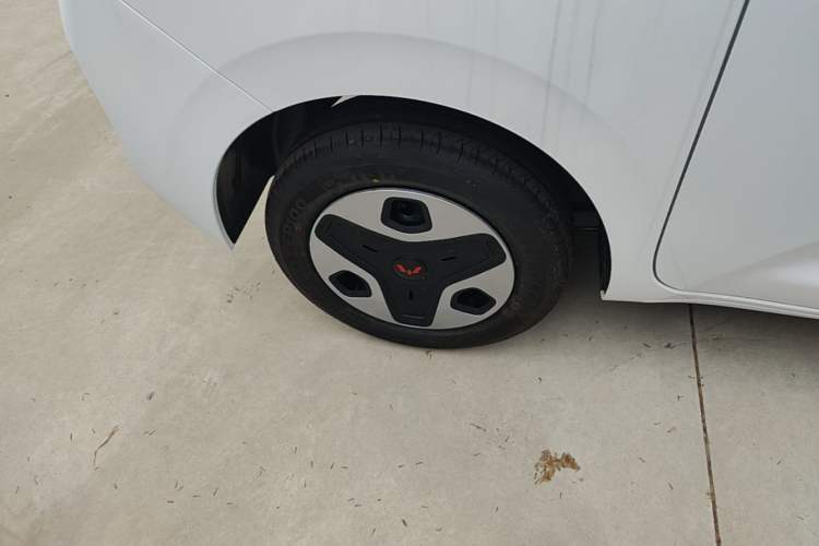 Used Wuling Zhiguang New Energy 2025 Model 305km Ambitious Edition Right Rear Wheel Hub