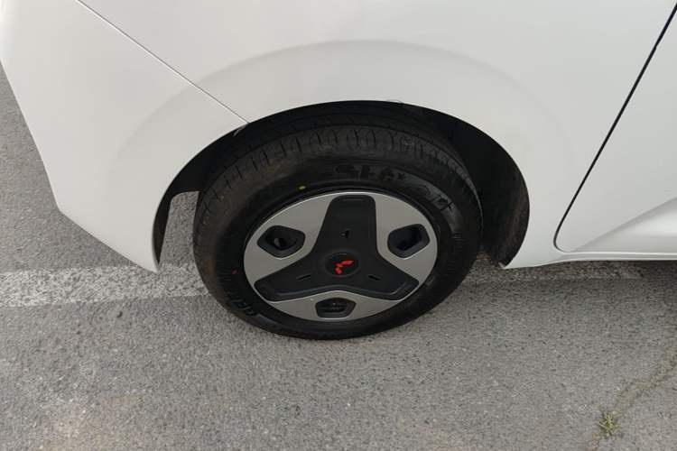 Used Wuling Zhiguang New Energy 2025 Comfort Model Right Rear Wheel Hub
