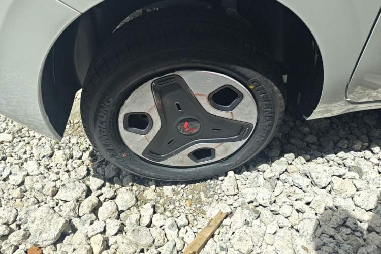 Used Wuling Zhiguang New Energy 2025 Model 305km Ambitious Edition Right Rear Wheel Hub