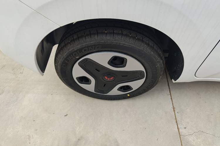 Used Wuling Zhiguang New Energy 2025 Model 305km Ambitious Edition Right Rear Wheel Hub