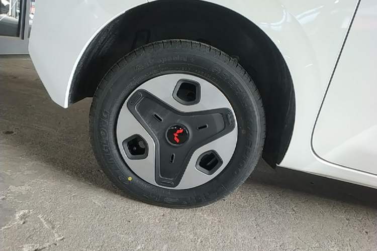 Used Wuling Zhiguang New Energy 2025 Model 305km Ambitious Edition Right Rear Wheel Hub