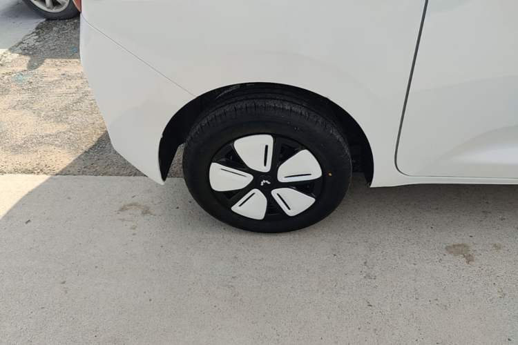 Used Wuling Zhiguang New Energy 2025 Standard Model Right Rear Wheel Hub
