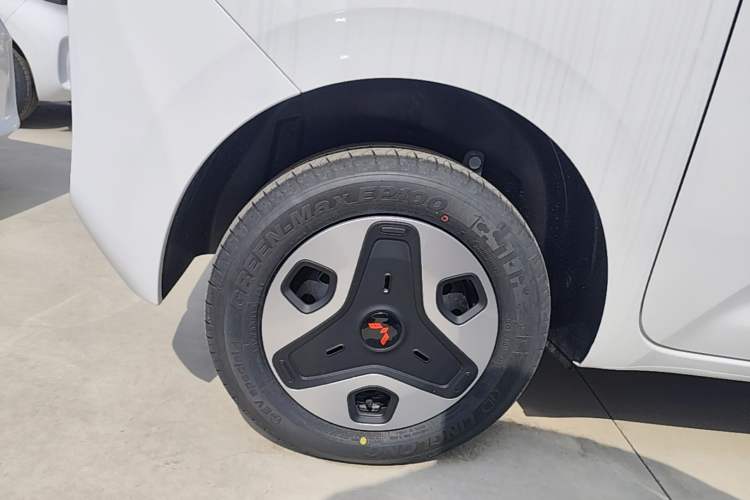 Used Wuling Zhiguang New Energy 2025 Model 305km Ambitious Edition Right Rear Wheel Hub