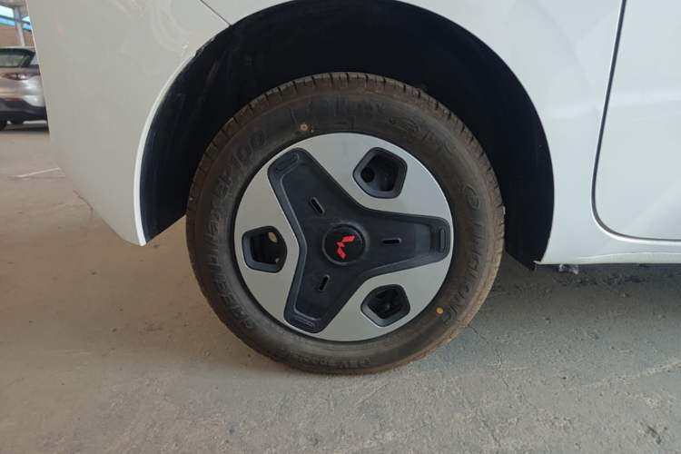 Used Wuling Zhiguang New Energy 2025 Model 305km Ambitious Edition Right Rear Wheel Hub