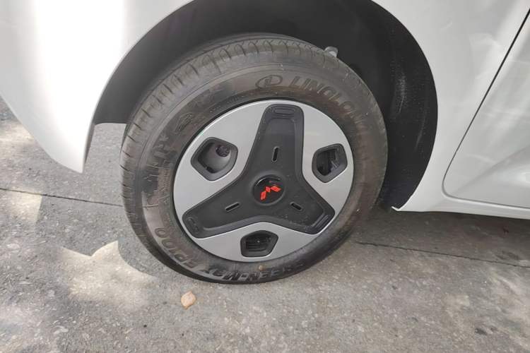 Used Wuling Zhiguang New Energy 2025 Model 305km Ambitious Edition Right Rear Wheel Hub