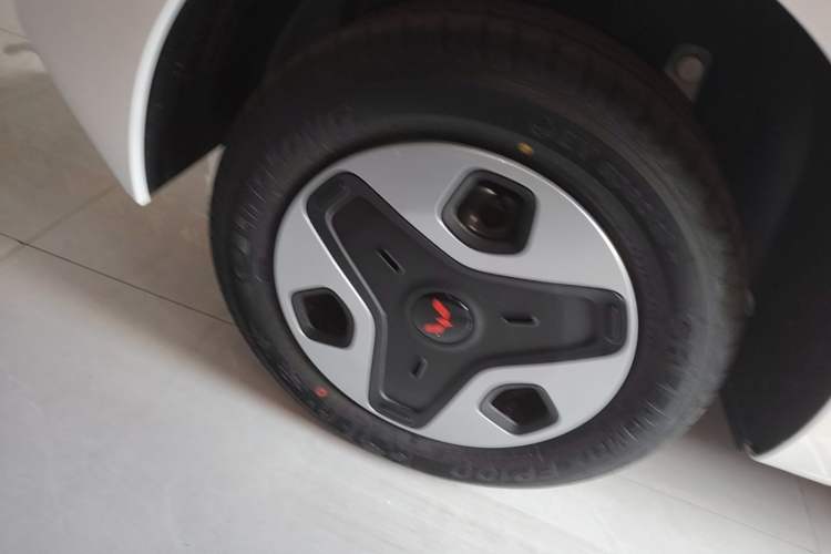 Used Wuling Zhiguang New Energy 2025 Model 305km Ambitious Edition Right Rear Wheel Hub