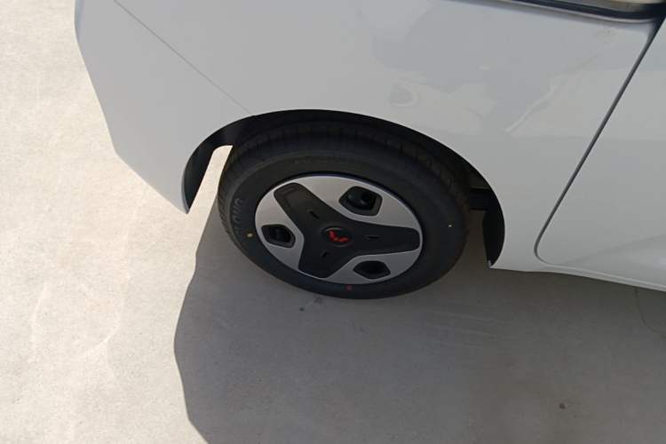 Used Wuling Zhiguang New Energy 2025 Model 305km Ambitious Edition Right Rear Wheel Hub
