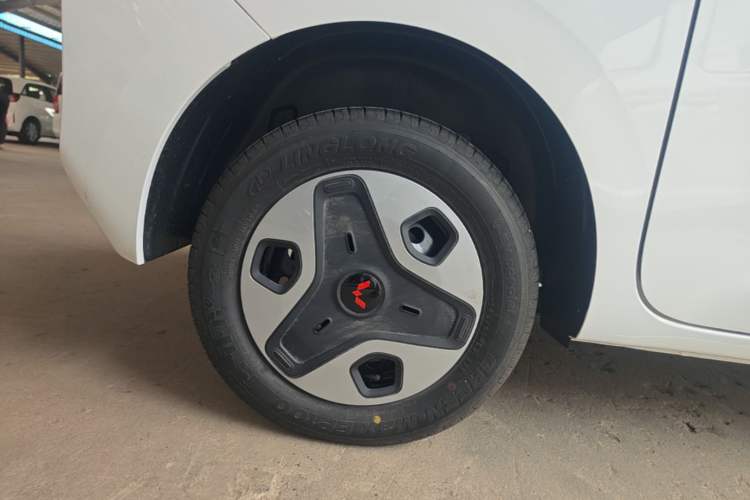 Used Wuling Zhiguang New Energy 2025 Model 305km Ambitious Edition Right Rear Wheel Hub