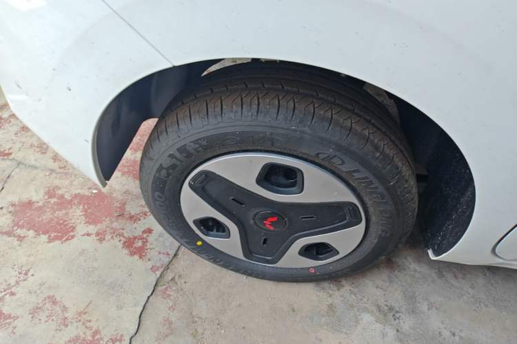 Used Wuling Zhiguang New Energy 2025 Model 305km Ambitious Edition Right Rear Wheel Hub