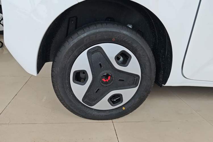 Used Wuling Zhiguang New Energy 2025 Comfort Model Right Rear Wheel Hub