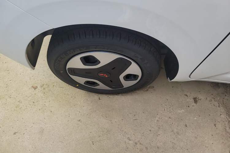 Used Wuling Zhiguang New Energy 2025 Model 305km Ambitious Edition Right Rear Wheel Hub