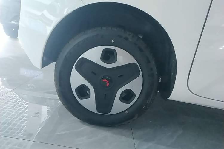 Used Wuling Zhiguang New Energy 2025 Model 305km Ambitious Edition Right Rear Wheel Hub