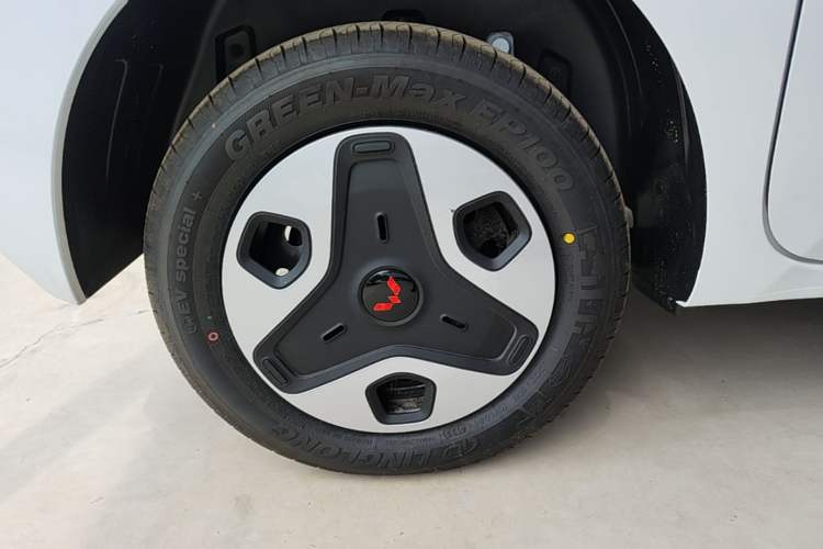 Used Wuling Zhiguang New Energy 2025 Model 305km Ambitious Edition Right Rear Wheel Hub