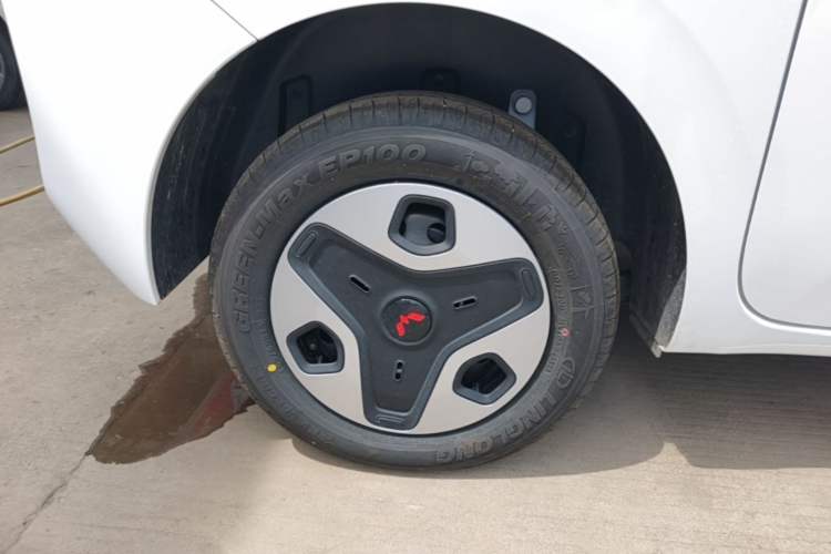 Used Wuling Zhiguang New Energy 2025 Model 305km Ambitious Edition Right Rear Wheel Hub
