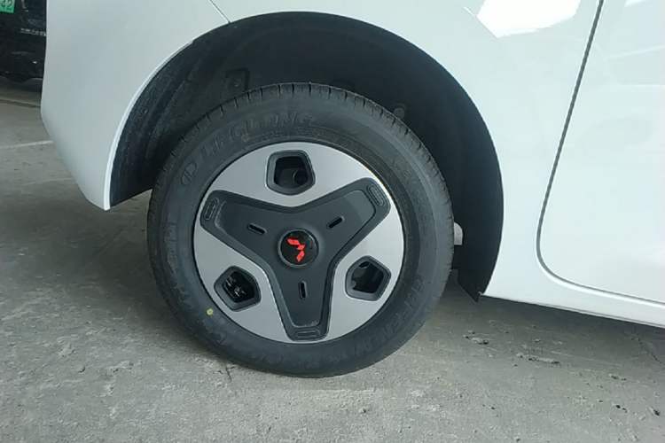 Used Wuling Zhiguang New Energy 2025 Model 305km Ambitious Edition Right Rear Wheel Hub