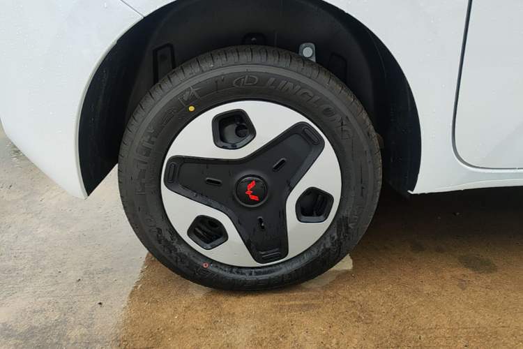 Used Wuling Zhiguang New Energy 2025 Model 305km Ambitious Edition Right Rear Wheel Hub