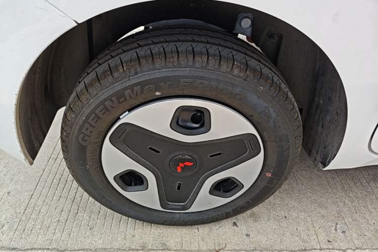 Used Wuling Zhiguang New Energy 2025 Model 305km Ambitious Edition Right Rear Wheel Hub