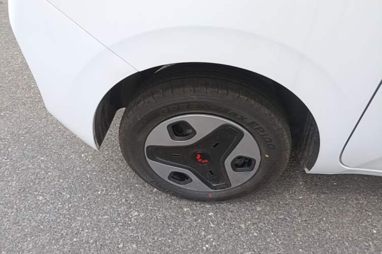 Used Wuling Zhiguang New Energy 2025 Model 305km Ambitious Edition Right Rear Wheel Hub