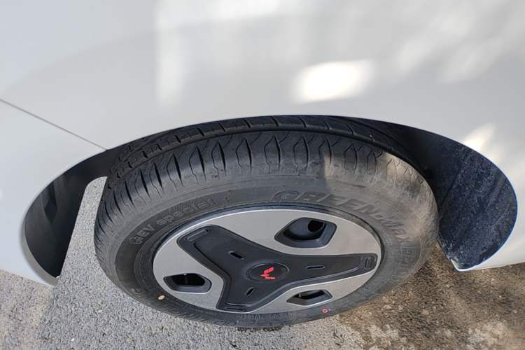 Used Wuling Zhiguang New Energy 2025 Comfort Model Right Rear Wheel Hub