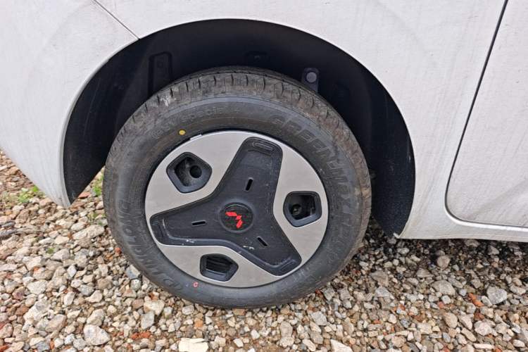 Used Wuling Zhiguang New Energy 2025 Model 305km Ambitious Edition Right Rear Wheel Hub