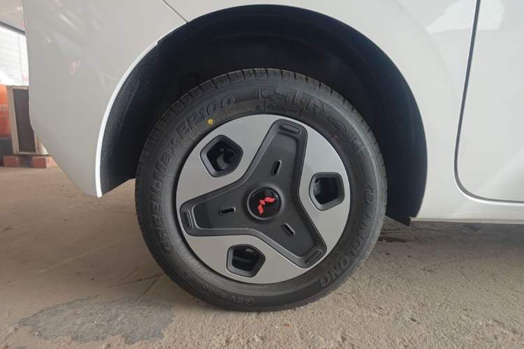 Used Wuling Zhiguang New Energy 2025 Model 305km Ambitious Edition Right Rear Wheel Hub
