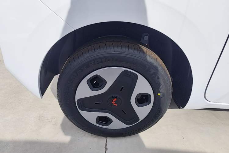 Used Wuling Zhiguang New Energy 2025 Model 305km Ambitious Edition Right Rear Wheel Hub