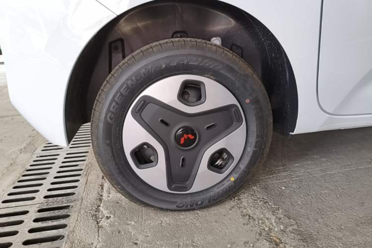 Used Wuling Zhiguang New Energy 2025 Model 305km Ambitious Edition Right Rear Wheel Hub