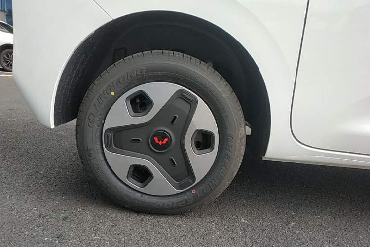 Used Wuling Zhiguang New Energy 2025 Model 305km Ambitious Edition Right Rear Wheel Hub