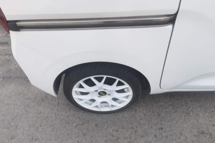 Used Wuling Zhiguang New Energy 2025 Model 305km Ambitious Edition Right Rear Wheel Hub