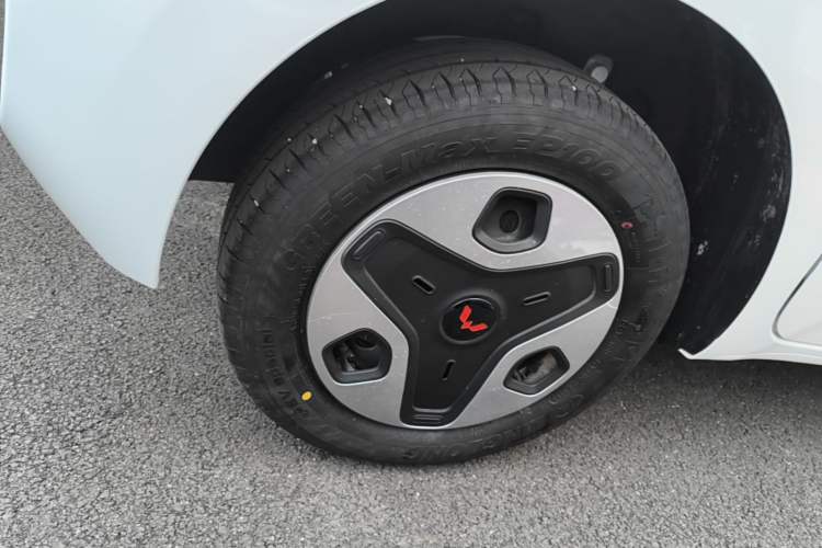 Used Wuling Zhiguang New Energy 2025 Model 305km Ambitious Edition Right Rear Wheel Hub