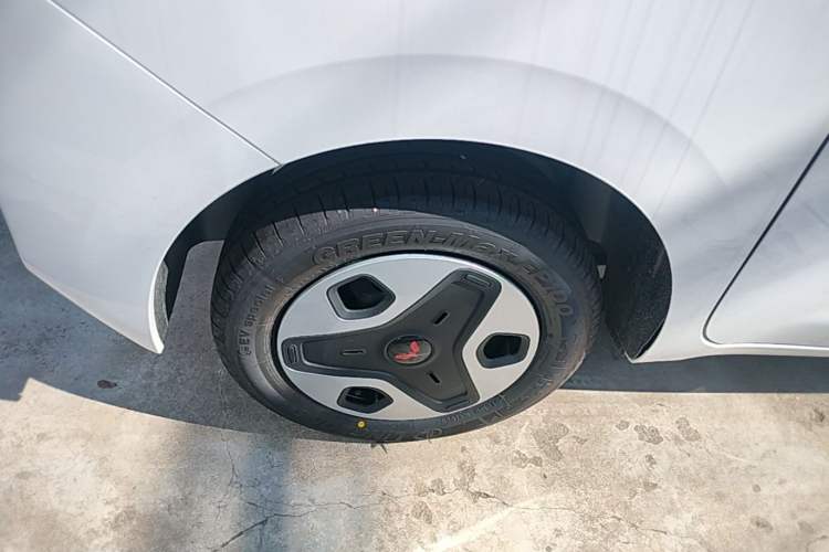 Used Wuling Zhiguang New Energy 2025 Model 305km Ambitious Edition Right Rear Wheel Hub