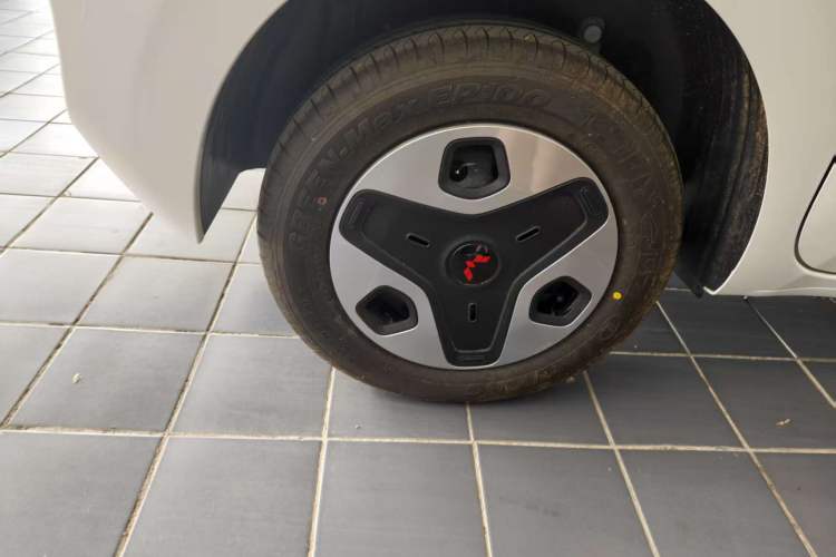 Used Wuling Zhiguang New Energy 2025 Model 305km Ambitious Edition Right Rear Wheel Hub