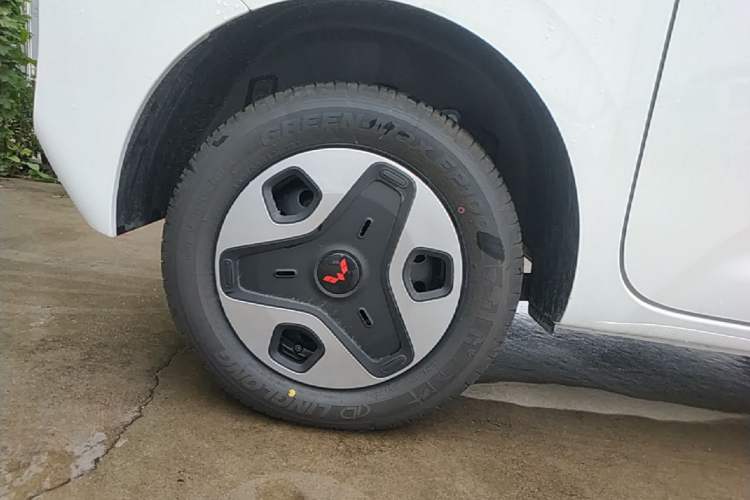 Used Wuling Zhiguang New Energy 2025 Model 305km Ambitious Edition Right Rear Wheel Hub