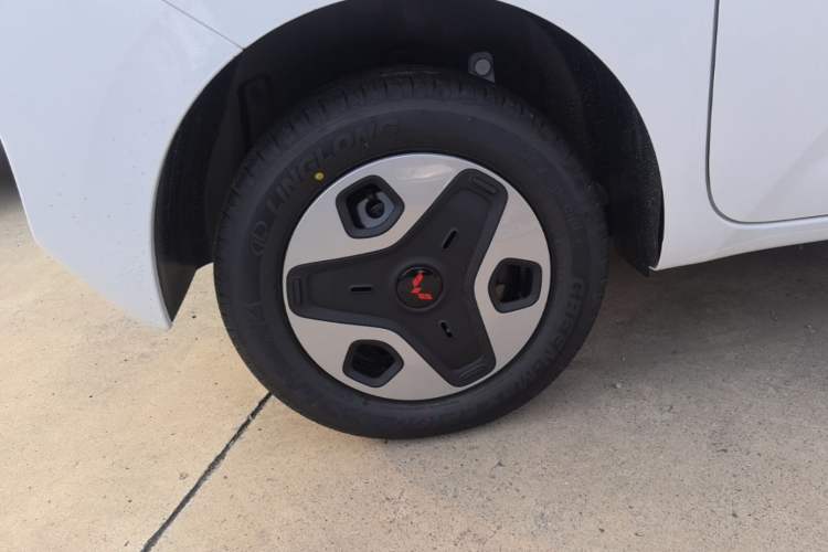 Used Wuling Zhiguang New Energy 2025 Model 305km Ambitious Edition Right Rear Wheel Hub