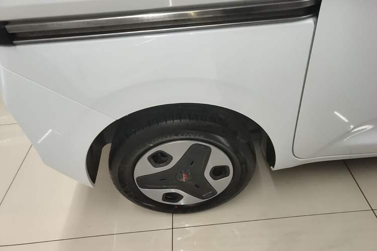 Used Wuling Zhiguang New Energy 2025 Model 305km Ambitious Edition Right Rear Wheel Hub