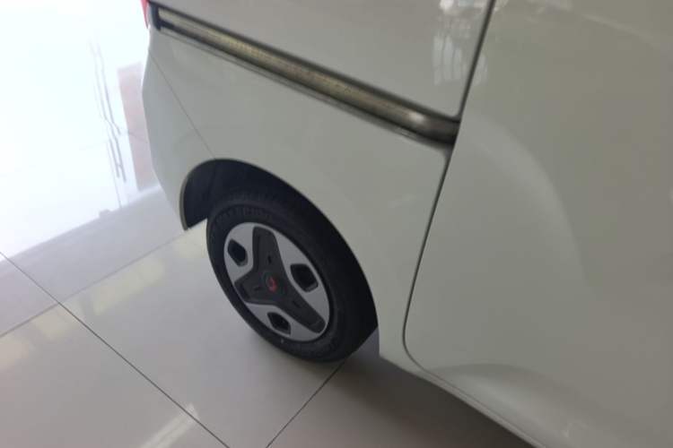 Used Wuling Zhiguang New Energy 2025 Model 305km Ambitious Edition Right Rear Wheel Hub