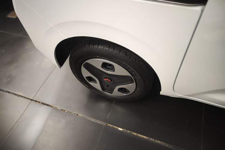 Used Wuling Zhiguang New Energy 2025 Comfort Model Right Rear Wheel Hub