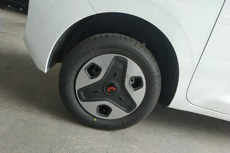 Used Wuling Zhiguang New Energy 2025 Model 305km Ambitious Edition Right Rear Wheel Hub