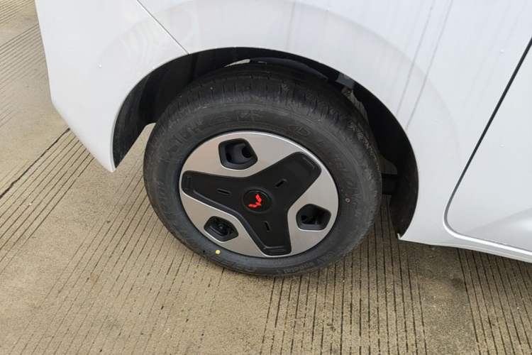 Used Wuling Zhiguang New Energy 2025 Model 305km Ambitious Edition Right Rear Wheel Hub