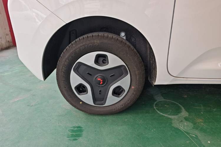 Used Wuling Zhiguang New Energy 2025 Model 305km Ambitious Edition Right Rear Wheel Hub