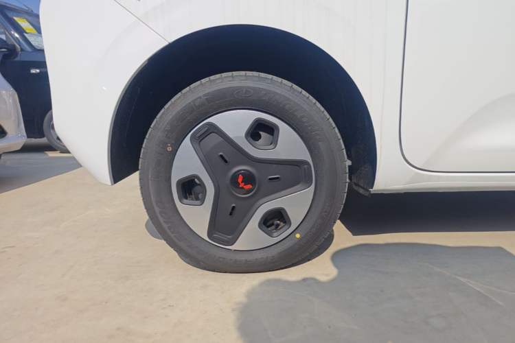 Used Wuling Zhiguang New Energy 2025 Model 305km Ambitious Edition Right Rear Wheel Hub
