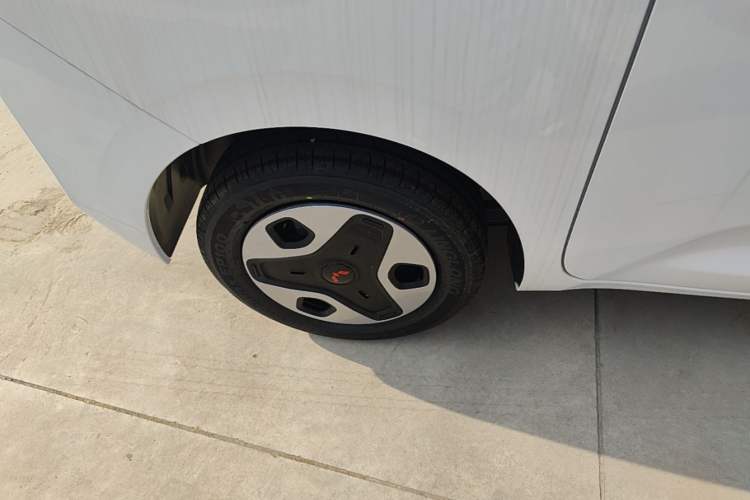 Used Wuling Zhiguang New Energy 2025 Model 305km Ambitious Edition Right Rear Wheel Hub