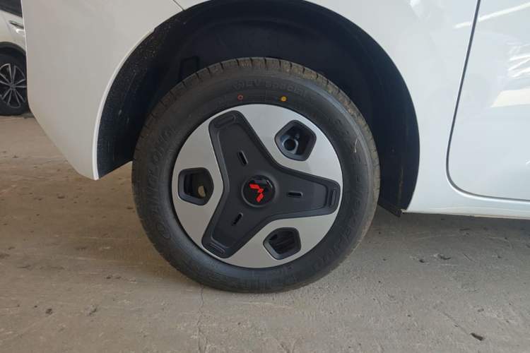 Used Wuling Zhiguang New Energy 2025 Model 305km Ambitious Edition Right Rear Wheel Hub