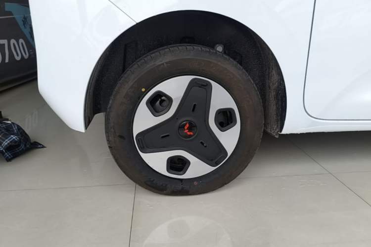 Used Wuling Zhiguang New Energy 2025 Model 305km Ambitious Edition Right Rear Wheel Hub