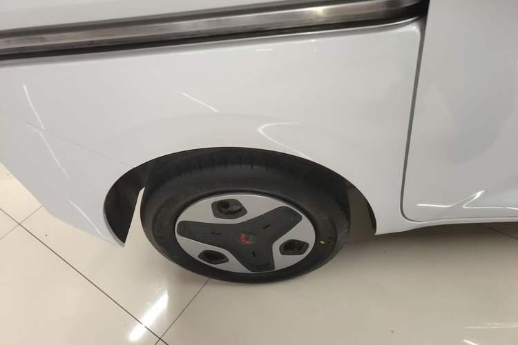 Used Wuling Zhiguang New Energy 2025 Model 305km Ambitious Edition Right Rear Wheel Hub