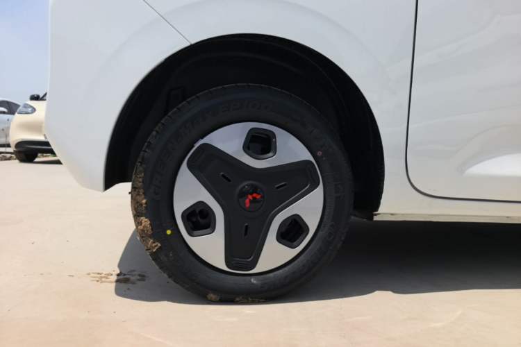 Used Wuling Zhiguang New Energy 2025 Model 305km Ambitious Edition Right Rear Wheel Hub